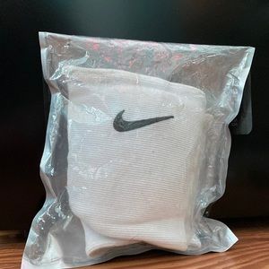 White volleyball knee pases used very comfortable for the quart